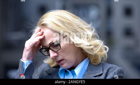 Verzweifelte Chef denken der Arbeit Problem, Alter Arbeitslosigkeit, Stress Stockfoto