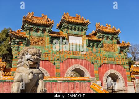 Dragon lion Schutzvorrichtung vor Tor mit drei Bögen im Park von Putuo Zongcheng Tempel in China in der Nähe der Stadt Tangshan in der Provinz Hebei. Stockfoto
