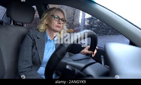 Traurig Senior Geschäftsführer sitzen Auto, durchdachten Business woman in Stau Stockfoto