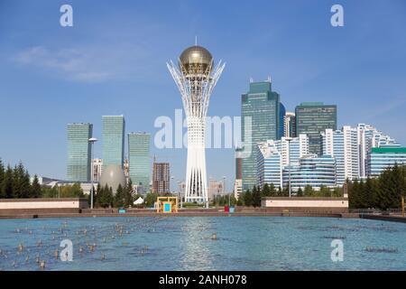 Ein Blick auf Nur-sultan Stadt in Kasachstan mit Baiterek Tower in der Mitte. Stockfoto