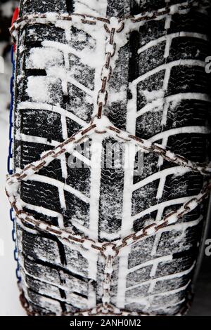 Ein anschauliches Bild von Schneeketten auf den Reifen, Prag, Tschechische Republik, am Freitag gemountet wird, Dez. 1, 2010. (CTK Photo/Josef Horazny) Stockfoto