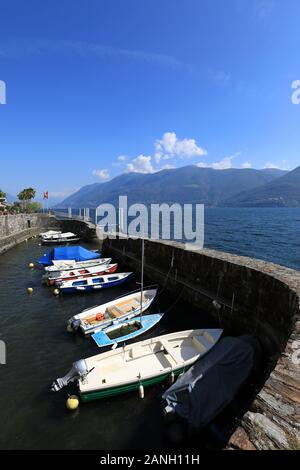 Hafen des Dorfes von Brissago am Lago Maggiore im Kanton Tessin, Schweiz Stockfoto