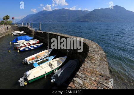 Hafen des Dorfes von Brissago am Lago Maggiore im Kanton Tessin, Schweiz Stockfoto