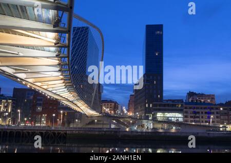 Zubizuri-Fußgängerbrücke und Isozaki-Atea-Türme in Bilbao, Baskenland, Spanien Stockfoto