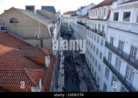 Blick hinunter zur Rua do Carmo vom Santa Justa Gehweg, Baixa Chiado, Lissabon, Portugal Stockfoto