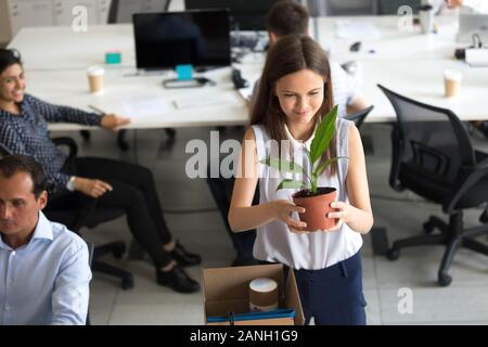 Aufgeregt tausendjährigen Arbeitnehmerin persönliche Sachen auf den ersten Arbeitstag in Shared Office auspacken, glückliche Frau intern lächelnd am neuen Arbeitsplatz entscheiden, Yo Stockfoto