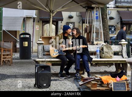 Busker singen in Largo do Carmo, Lissabon, Portugal Stockfoto