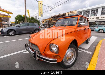 Citroën Dyane Auto in Ciudad Quesada, Costa Blanca, Spanien, Europa. Orange Klassiker im Alltag. Basierend auf dem 2CV-Automobil Stockfoto