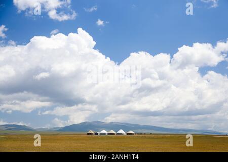 Kirgisische Traditionelle Jurte auf einem Plateau in der Nähe von Song kol in Kirgisistan Stockfoto