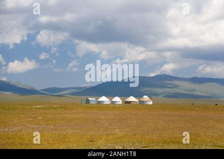 Kirgisische Traditionelle Jurte auf einem Plateau in der Nähe von Song kol in Kirgisistan Stockfoto