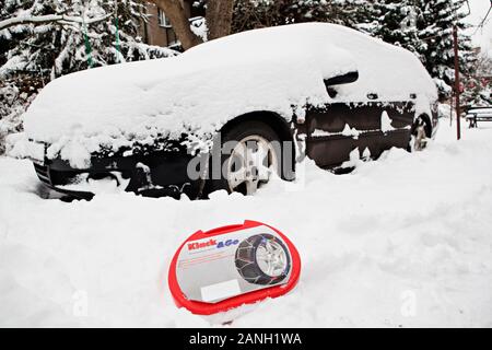 Ein anschauliches Bild von Schneeketten vorbereitet auf den Reifen, Prag, Tschechische Republik, am Freitag, 1 Dezember, 2010 montiert werden. (CTK Photo/Josef Horazny) Stockfoto