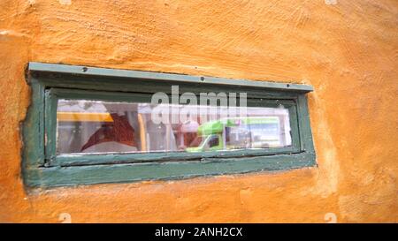 Kopenhagen, Dänemark - May 06 Th, 2015: Detail einer Holz- Fenster bei Nyboders Mindestuer Museum - Gelb historische Gebäude in der Altstadt von Kopenhagen Stockfoto