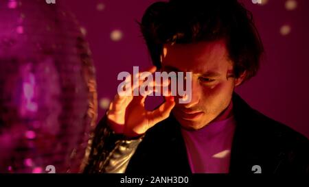 Junky auf Drogen, Disco Kugel, Verschwendung von Leben Konzept Stockfoto