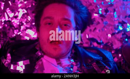 Guy Ecstasy-konsum Kladde Spaß an der Party zu haben, liegen auf dem Boden, Drogensucht Stockfoto
