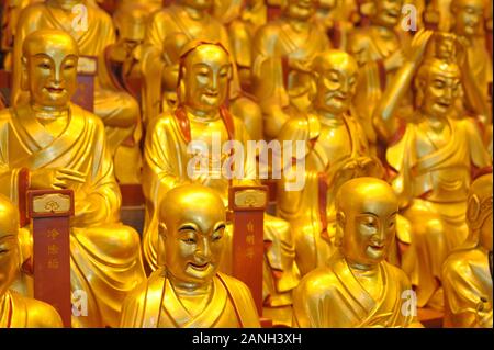 Gold buddhistischen Statue in Longhua Tempel. Statuen der 500 Lohan Stockfoto