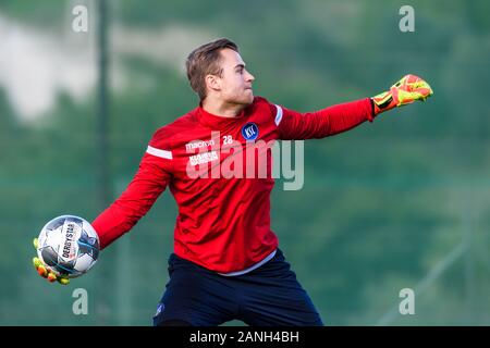 Estepona, Spanien. 17 Jan, 2020. goalwart Sven Mueller (KSC) der Ball ins Spiel wirft. GES/Fußball/2. Bundesliga: Karlsruher SC - Trainingslager, Januar 17, 2020 Fußball / Fussball: 2. Bundesliga: KSC Ausbildungslager, Karlsruhe, Januar 17, 2020 | Verwendung der weltweiten Kredit: dpa/Alamy leben Nachrichten Stockfoto