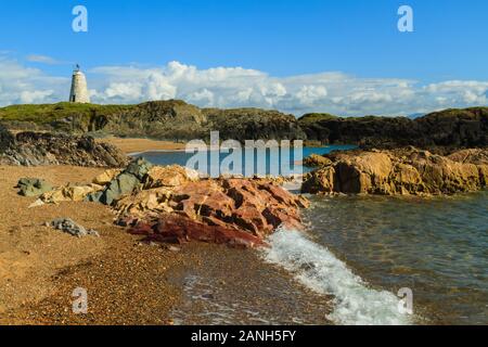 Blick Richtung Twr Bach einen alten Leuchtturm auf llanddwyn Island einschließlich geologische Variation an der Küste Stockfoto