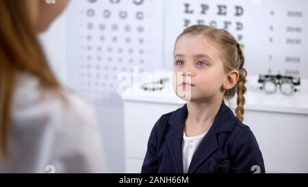 Weibliche Augenarzt prüfen Vision und Consulting, kleines Mädchen, Rezept Stockfoto