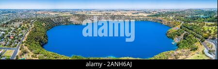 Der Blaue See ist ein Kratersee in einem schlafenden vulkanisches Maar von Mount Gambier in South Australia entfernt - Luftbild Panorama Landschaft Stockfoto