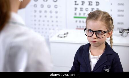Stirnrunzelnd Schülerin weigern Brille tragen, Optiker, Brillen zu wählen Stockfoto