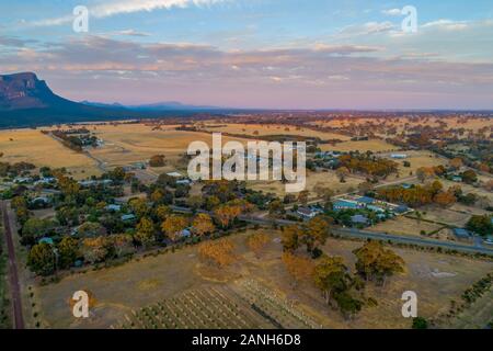 Luftaufnahme von landwirtschaftlichen Flächen in der Nähe der Grampians National Park bei Sonnenuntergang Stockfoto