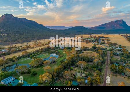 Dunkeld Township und Grampians National Park bei Sonnenuntergang - Luftbild Stockfoto