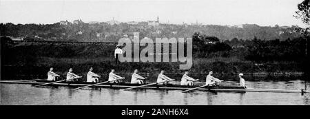 Die Cornell navy: Eine Rezension. VARSITY 1891 Allen Wilherbee Marston Kelley Wagner Hill Wolfe (Capt.) Benedikt Junge beide Rennen wurden am Cayuga Lake im nächsten Jahr statt. Die "Columbia"-Neulinge waren de-feated durch 7 1/2 Längen und der Pennsylvania Varsity durch 5 Längen. Die New York AthleticClub wurde auch durch den Varsity auf den Passaic River besiegt, in w^hich Rennen den Rekord für Thecourse w^wie von zwölf Sekunden gesenkt. Durch ein Missverständnis des Signals, Cornellwas zwei Längen hinter am Start, aber die Entfernung w^als in der ersten Hälfte Meile. gebildet. VARSITY 1892 Kelley Barr Wagner Dole Marston Stockfoto