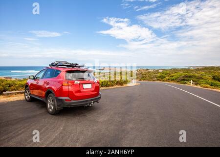 Rotes Auto im malerischen Ort am Ocean Drive in South Australia geparkt Stockfoto