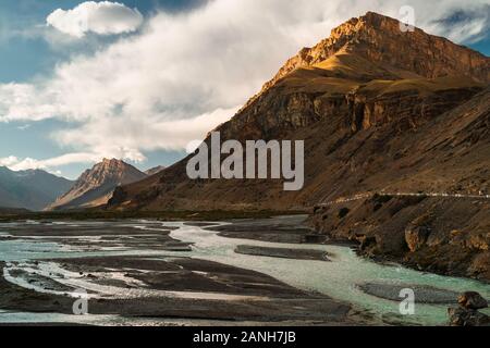 Die spiti Fluss und das Tal durch den Himalaya auf niedrigem Niveau mit Inseln im Sommer in der Dämmerung in der Nähe von Kaza, Himachal Pradesh, Indien flankiert. Stockfoto