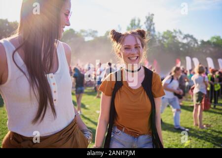 Frau Lachen und Musik Festival Stockfoto