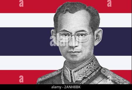 Porträt von König Bhumibol Adulyadej von 50 Baht Thailand geld Bill schließen bis auf Thailand Flagge Hintergrund Stockfoto