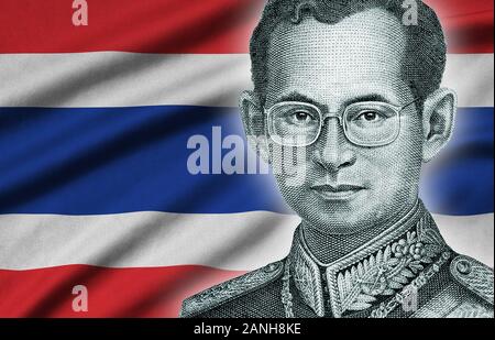 Porträt von König Bhumibol Adulyadej von 50 Baht Thailand geld Bill schließen bis auf Thailand Flagge Hintergrund Stockfoto