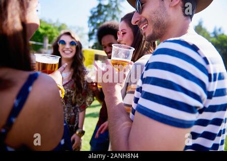 Treffen mit Freunden beim Musikfestival Stockfoto