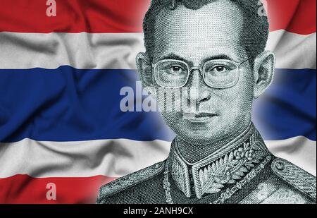 Porträt von König Bhumibol Adulyadej von 50 Baht Thailand geld Bill schließen bis auf Thailand Flagge Hintergrund Stockfoto