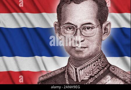 Porträt von König Bhumibol Adulyadej von 50 Baht Thailand geld Bill schließen bis auf Thailand Flagge Hintergrund Stockfoto