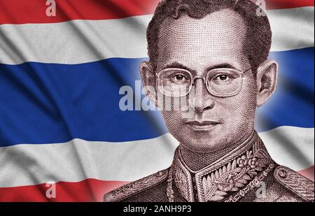 Porträt von König Bhumibol Adulyadej von 50 Baht Thailand geld Bill schließen bis auf Thailand Flagge Hintergrund Stockfoto