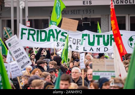 Mainz, Deutschland. 17 Jan, 2020. Demo Teilnehmer aus dem Saarland halten Ihre Banner auf dem Gutenbergplatz. Freitags für die Zukunft Deutschland hat für eine bundesweite Großdemonstration in der Hauptstadt von Rheinland-pfalz. Credit: Andreas Arnold/dpa/Alamy leben Nachrichten Stockfoto