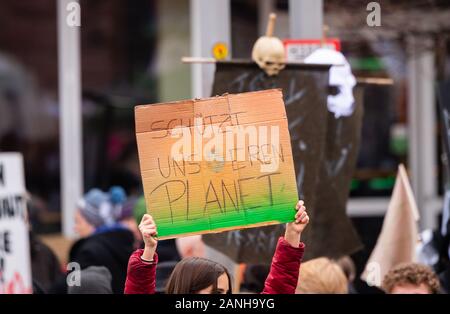 Mainz, Deutschland. 17 Jan, 2020. Eine demo Teilnehmer hält ein Plakat am Gutenbergplatz sagen: "Unser Planet" schützen. Freitags für die Zukunft Deutschland hat für eine bundesweite Großdemonstration in der Hauptstadt von Rheinland-pfalz. Credit: Andreas Arnold/dpa/Alamy leben Nachrichten Stockfoto