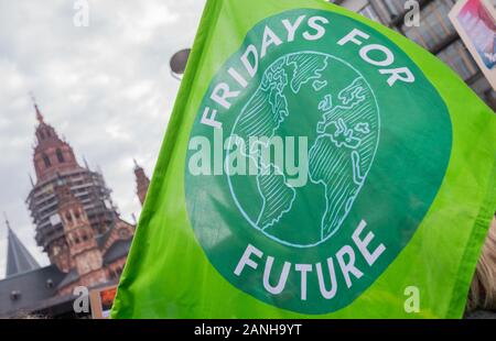 Mainz, Deutschland. 17 Jan, 2020. Ein Teilnehmer steht eine Fahne mit der Aufschrift "Freitags für Zukunft" während einer Demonstration vor der Kathedrale. Credit: Andreas Arnold/dpa/Alamy leben Nachrichten Stockfoto