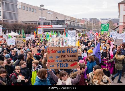 Mainz, Deutschland. 17 Jan, 2020. Eine demo Teilnehmer hält ein Plakat auf dem Gutenbergplatz. Freitags für die Zukunft Deutschland hat für eine bundesweite Großdemonstration in der Hauptstadt von Rheinland-pfalz. Credit: Andreas Arnold/dpa/Alamy leben Nachrichten Stockfoto