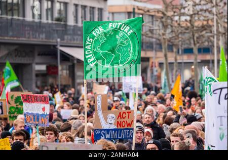 Mainz, Deutschland. 17 Jan, 2020. Teilnehmer aus Freiburg (Baden-Württemberg) halten Ihre Banner auf einer Demonstration des Freitags für zukünftige am Gutenbergplatz. Freitags für die Zukunft Deutschland hat für eine bundesweite Großdemonstration in der Hauptstadt von Rheinland-pfalz. Credit: Andreas Arnold/dpa/Alamy leben Nachrichten Stockfoto