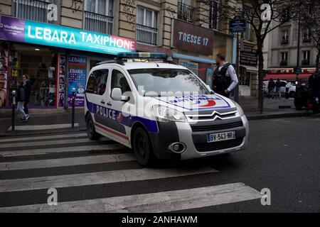 Polizei Auto und Offizier block Straße für den Verkehr während des Generalstreiks, in Erwartung des Protests, Ort Jeanne-Bohec, 75009 Paris, Januar 2020 Stockfoto