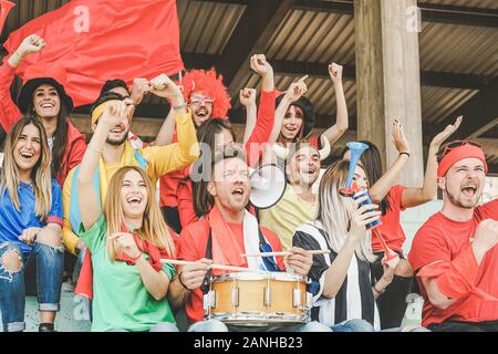 Freunde Fussball fan Fans auf Fußball Match Veranstaltung im Stadion - Jugendliche Gruppe Spaß feiern Sport WM-Spiel Stockfoto