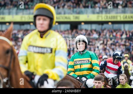 Tony AP McCoy, Doppel 7 zu Beginn der 2014 Grand National in Aintree, Liverpool, Großbritannien. Stockfoto