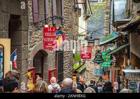 Gasse in Mont Saint Michel, Normandie, Frankreich Stockfoto