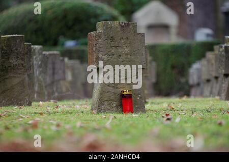 Grabsteine und Grab light auf einen Soldatenfriedhof des Zweiten Weltkrieges in Deutschland Stockfoto
