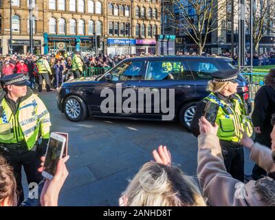 Menschenmassen, die versuchen, einen Blick von William und Kate der Herzog und die Herzogin von Cambridge zu fangen, wie Sie Bradford City Halle 15 Januar 2020 Bradford Yorkshire England verlassen Stockfoto