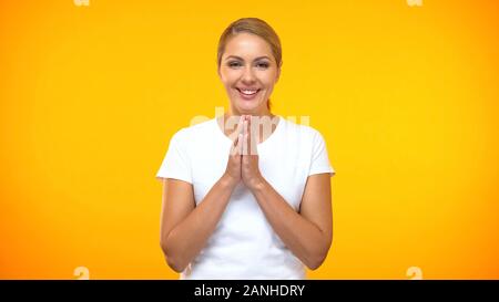 Glückliche junge Frau auf orangem Hintergrund, gute Nachrichten Erstaunen, Überraschung Reaktion Stockfoto