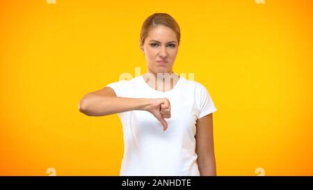 Weibliche mit Daumen nach unten Unzufrieden, negatives Feedback, falsche Wahl ablehnen Stockfoto