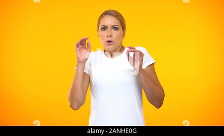 Angst junge Dame hellen Hintergrund, Angst vor neuen Chancen, terrified Frau Stockfoto